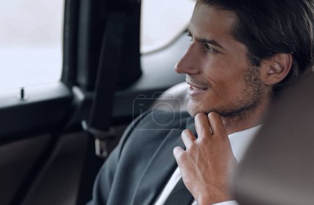 Téléchargez les photos : "homme d'affaires sérieux assis dans la voiture
" - en image libre de droit