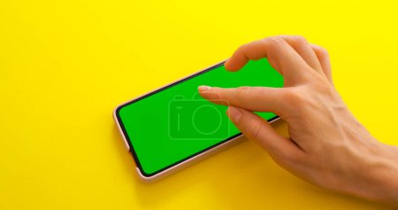 "Gesten auf Smartphone mit grünem Bildschirm"