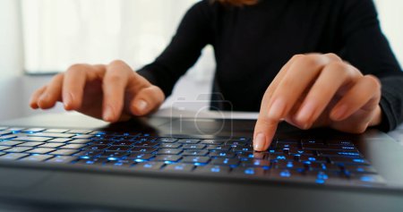 Téléchargez les photos : "Travailler en ligne, technologie, clavier d'ordinateur portable" - en image libre de droit