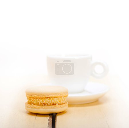 Téléchargez les photos : "macarons colorés avec café expresso
 " - en image libre de droit