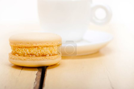 Téléchargez les photos : "macarons colorés avec café expresso
 " - en image libre de droit