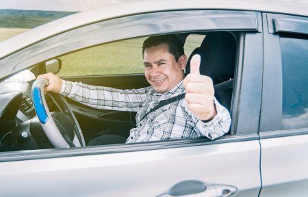 Foto de "Hombre en su coche dando un pulgar hacia arriba" - Imagen libre de derechos
