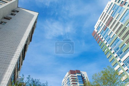 Téléchargez les photos : "Contraste entre bâtiments anciens et bâtiments neufs dans une rue" - en image libre de droit