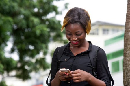 Téléchargez les photos : "jeune étudiante fille sur un téléphone mobile
" - en image libre de droit