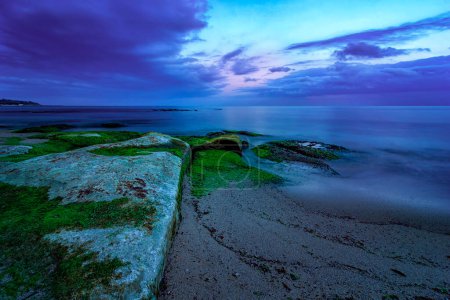 Foto de Larga exposición al paisaje marino antes del amanecer. Magia azul - Imagen libre de derechos