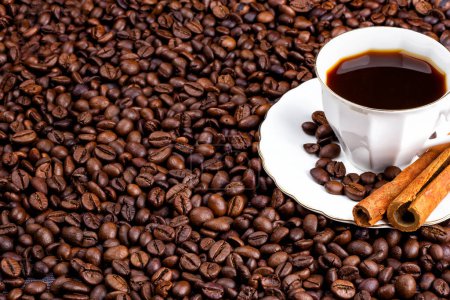 Téléchargez les photos : "Des grains de café et une tasse de café avec de la cannelle. Vue horizontale" - en image libre de droit