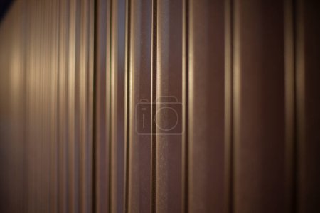 Téléchargez les photos : "Texture de clôture en acier. La feuille de profil est marron. Détails de clôture." - en image libre de droit