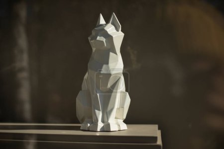 Téléchargez les photos : "Figure de chat. Sculpture en plastique blanc. Détails intérieurs." - en image libre de droit