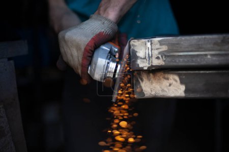Téléchargez les photos : "Coupe de métal. Meulage de l'acier. Travailler comme meuleuse." - en image libre de droit