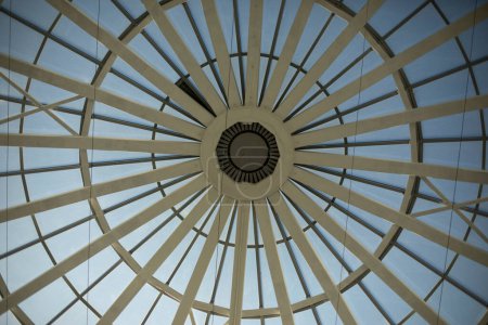Téléchargez les photos : "Dôme du centre commercial. Plafond dans le bâtiment. puits de lumière." - en image libre de droit