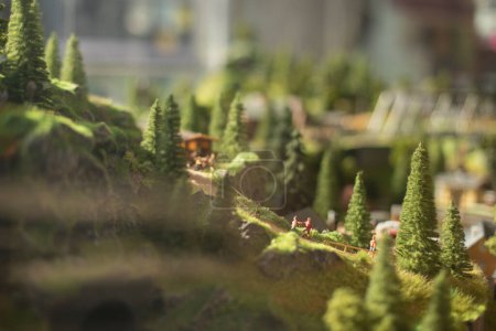 Téléchargez les photos : "Ville en montagne en miniature. Arbres en plastique." - en image libre de droit