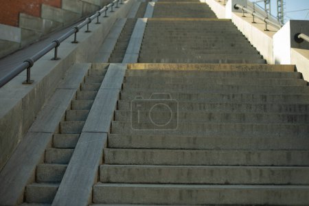 Foto de "Escalera larga hacia arriba. Detalles de arquitectura." - Imagen libre de derechos