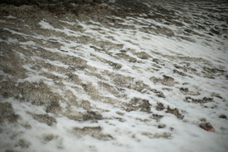 Foto de "Nieve sucia a un lado de la carretera. La nieve se derrite sobre el asfalto. Situación en carretera tras las precipitaciones." - Imagen libre de derechos