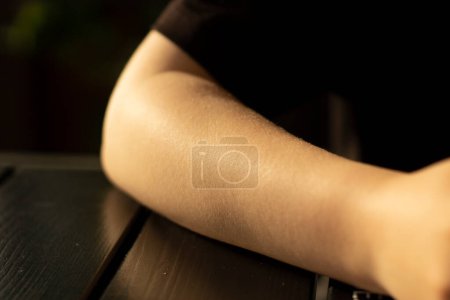 Foto de "El codo de la chica. Una mano sin ropa. Del hombro al cepillo." - Imagen libre de derechos
