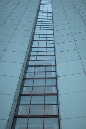 Foto de "Edificio de gran altura en día gris. Detalles de arquitectura. Superficie de pared." - Imagen libre de derechos
