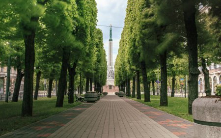 Foto de Riga, Letonia, el Monumento a la Libertad en el centro de la ciudad - Imagen libre de derechos