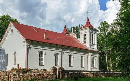 Foto de Kurmene Iglesia Católica Romana en Letonia pueblo rural - Imagen libre de derechos