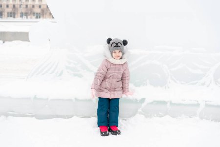 Téléchargez les photos : Mignonne petite fille caucasienne avec des sculptures de glace - en image libre de droit