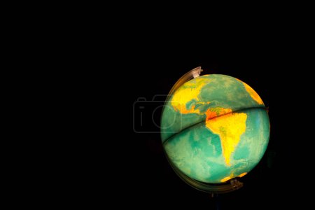 Téléchargez les photos : Globe cartes éclairées gros plan - en image libre de droit