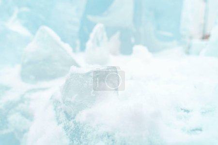 Téléchargez les photos : Winter frosty landscape with blue ice mountains - en image libre de droit