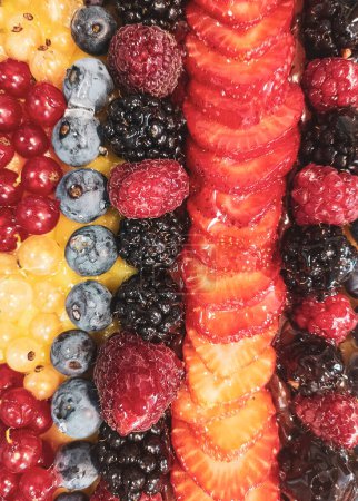 Foto de "pastel de frutas con fresas frambuesas y arándanos
" - Imagen libre de derechos