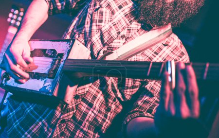 Foto de Músico tocando una guitarra extraña - Imagen libre de derechos