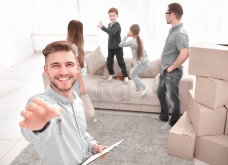 Foto de Agente inmobiliario sonriente con portapapeles que muestra las llaves del nuevo apartamento - Imagen libre de derechos