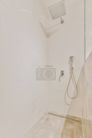 Téléchargez les photos : Cabine de douche dans salle de bain moderne - en image libre de droit