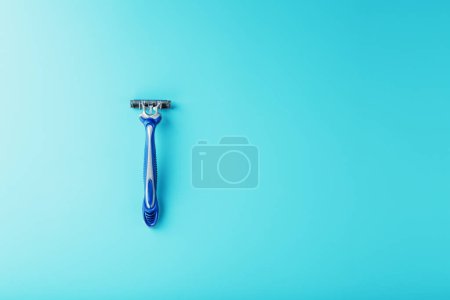 Foto de Shaving machine for the face on a blue background top view free space - Imagen libre de derechos