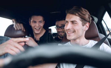 Foto de Un grupo de personas dentro de un coche, en un viaje por carretera - Imagen libre de derechos
