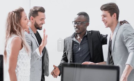 Téléchargez les photos : "collègues se donnant un cinq élevé tout en se tenant dans le bureau
" - en image libre de droit