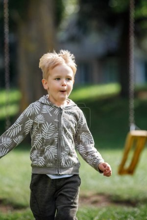 Foto de "Adorable niñito corriendo hacia la cámara. Foto vertical." - Imagen libre de derechos