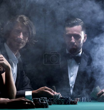 Foto de "Amigos de clase alta jugando en un casino." - Imagen libre de derechos