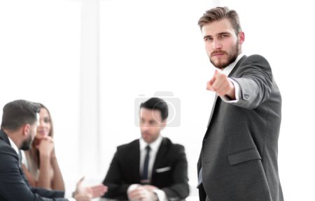 Téléchargez les photos : Homme d'affaires sérieux debout dans le bureau et vous pointant du doigt - en image libre de droit