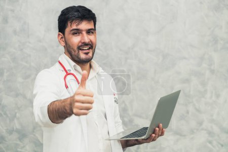 Téléchargez les photos : "Médecin utilisant un ordinateur portable à l'hôpital." - en image libre de droit