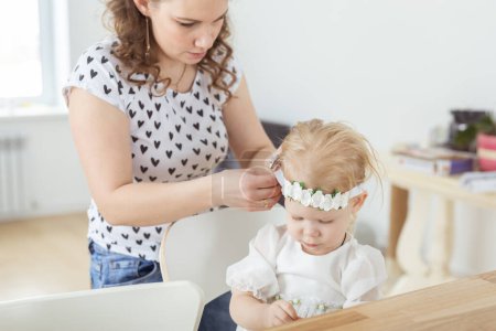 Foto de "Madre ayuda a ponerse un implante coclear para su hijita sorda. Audífonos y concepto de sordera" - Imagen libre de derechos