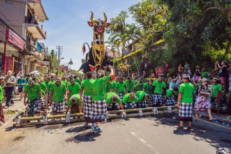 Foto de "Ubud, Bali, Indonesia - 22 de abril de 2019: Prepación de la ceremonia de cremación real. Procesión religiosa hindú balinesa. Bade y Lembu Toro Negro símbolo de transporte para el espíritu al cielo
" - Imagen libre de derechos