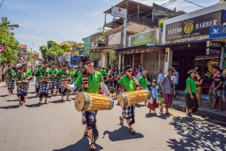 Foto de "Ubud, Bali, Indonesia - 22 de abril de 2019: Prepación de la ceremonia de cremación real. Procesión religiosa hindú balinesa. Bade y Lembu Toro Negro símbolo de transporte para el espíritu al cielo
" - Imagen libre de derechos