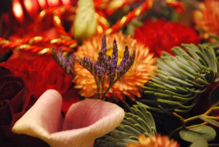 Téléchargez les photos : "Un bouquet lumineux est recueilli à partir de différentes fleurs et branches de plantes." - en image libre de droit