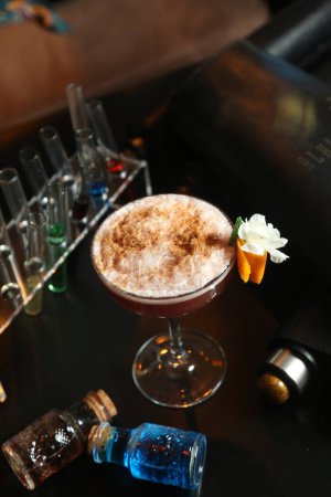 Téléchargez les photos : "potion de cocktail un être cher dans un verre" - en image libre de droit