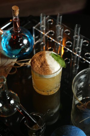 Téléchargez les photos : "potion de cocktail un être cher dans un verre" - en image libre de droit
