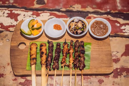 Téléchargez les photos : "Différents types de satay dîner nourriture indonésienne
" - en image libre de droit