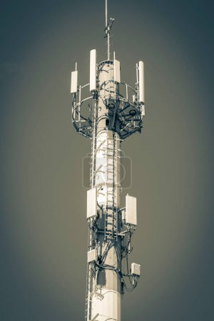 Foto de "Red white 5G tower radiation in Playa del Carmen México." - Imagen libre de derechos