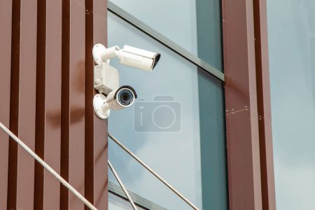 Téléchargez les photos : "Caméras de surveillance sur le mur du bâtiment
" - en image libre de droit