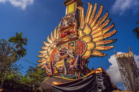 Téléchargez les photos : "Tour de crémation Bade avec sculptures balinaises traditionnelles de démons et de fleurs sur la rue centrale d'Ubud, île de Bali, Indonésie. Préparé pour une cérémonie de crémation à venir
" - en image libre de droit