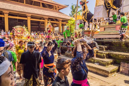 Téléchargez les photos : "Ubud, Bali, Indonésie - 22 avril 2019 : Prépation de la cérémonie royale de crémation. Procession religieuse hindoue balinaise. Bade et Lembu Taureau Noir symbole de transport pour l'esprit au ciel
" - en image libre de droit