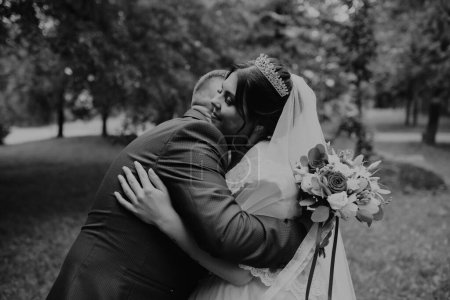 Téléchargez les photos : "première rencontre jeunes mariés marié attente voit mariée" - en image libre de droit