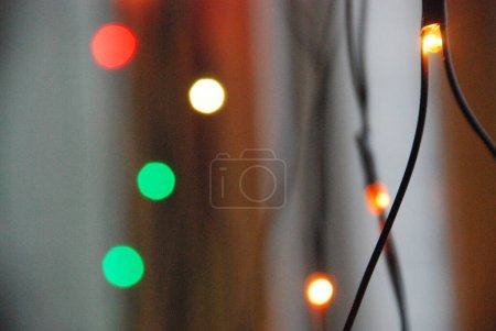 Téléchargez les photos : Guirlande de lumières LED sur la fenêtre. - en image libre de droit