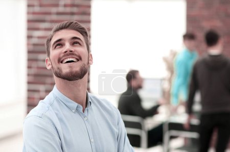 Téléchargez les photos : Homme joyeux souriant dans le bureau
. - en image libre de droit