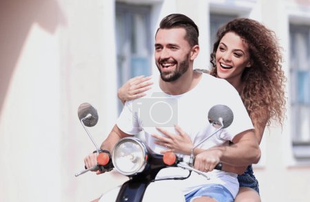 Téléchargez les photos : Cool homme et belle fille chevauchant sur scooter avec expression - en image libre de droit